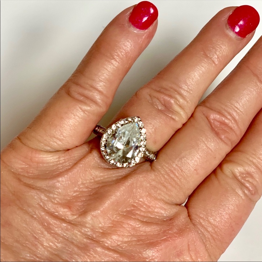 5⭐️RATED | 2.5 CWT Pear-Shaped Zircon Ring Set